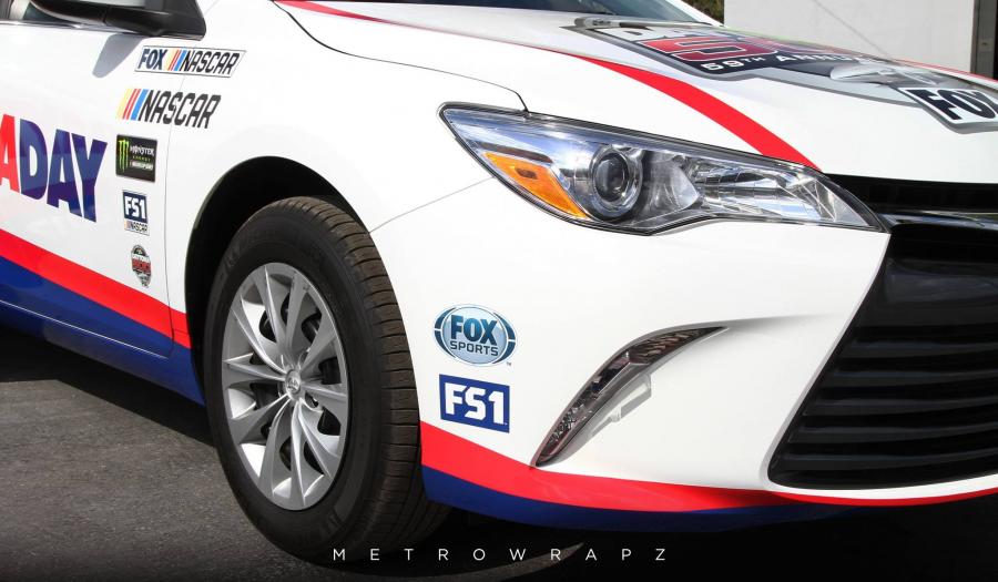 Детали экстерьера Toyota Camry Happy Daytona Day Graphics by MetroWrapz 2017 года  (фото 4 из 6)